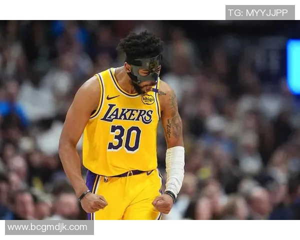 掘金与湖人激战正酣大比分对决引发球迷热议与期待