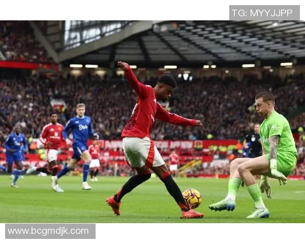 曼联主场迎战埃弗顿争夺英超积分双方球员状态备受关注